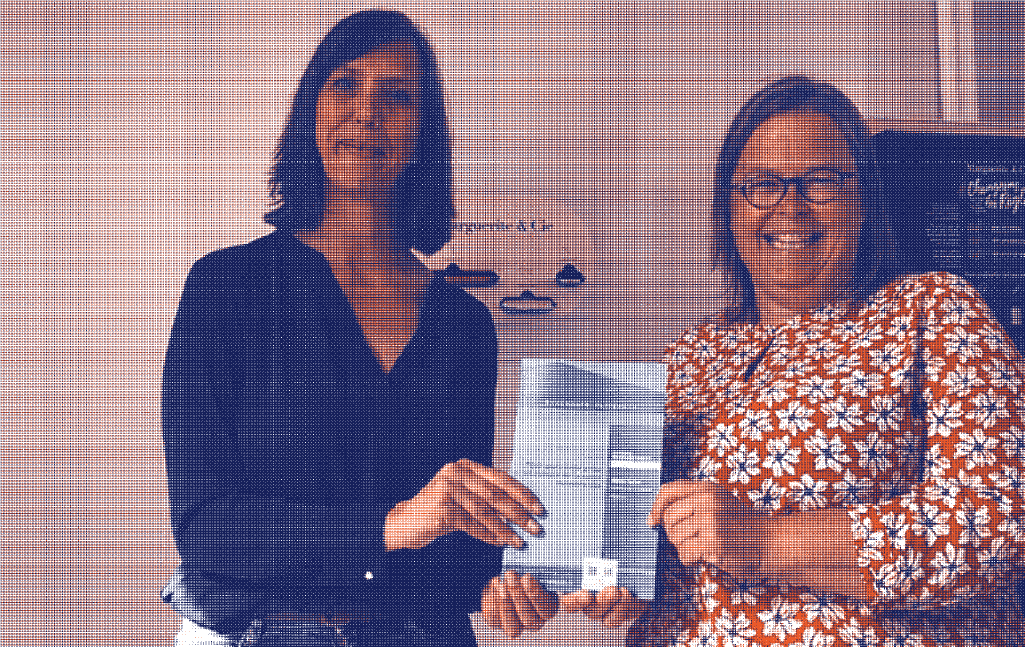 Albane Gaillot et Gaële Le Noane devant les distributeurs Marguerite & Cie, illustrant la proposition de loi pour une prise en compte de la santé menstruelle - Marguerite & Cie