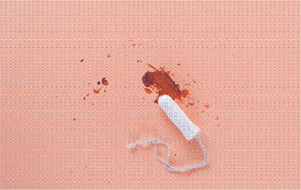 Tampon périodique ouvert teinté de sang illustrant la composition des tampons traditionnels et leurs risques pour la santé - Marguerite & Cie