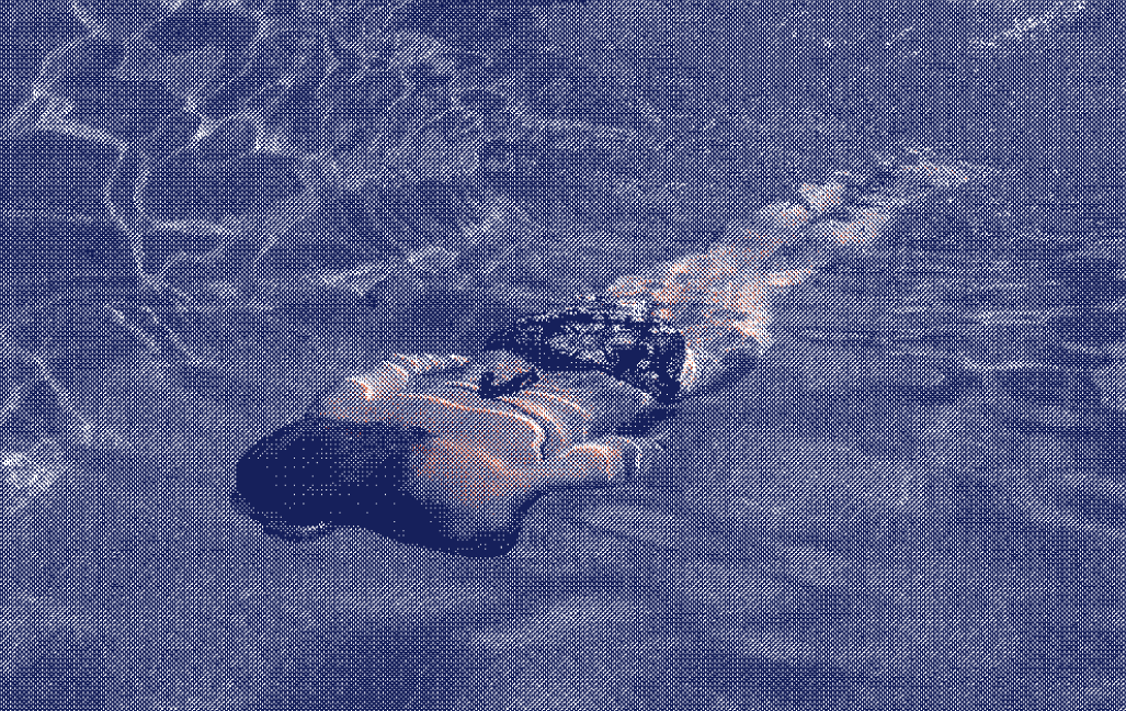 Femme nageant sous l'eau, illustrant la possibilité de se baigner pendant les règles avec une protection adaptée - Marguerite & Cie