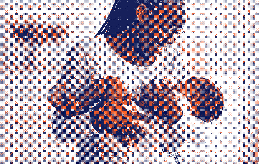 Maman souriante allaitant son bébé, illustrant le retour de couches et la compatibilité entre règles et allaitement, avec des conseils pour les jeunes mamans - Marguerite & Cie