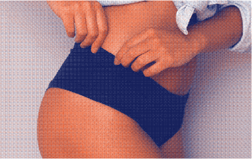 Femme portant une culotte menstruelle, illustrant son fonctionnement, sa composition multicouche et son efficacité pour absorber les flux menstruels - Marguerite & Cie