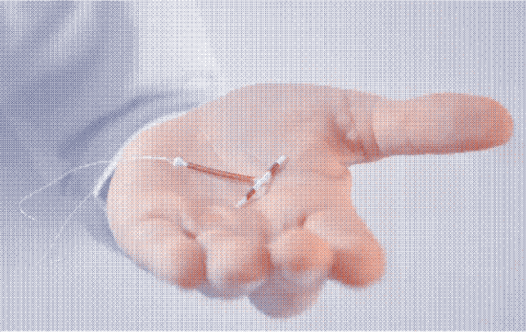 Main tenant un stérilet en cuivre illustrant l'impact de cette contraception sur les règles : menstruations plus abondantes, plus longues et parfois plus douloureuses - Marguerite & Cie