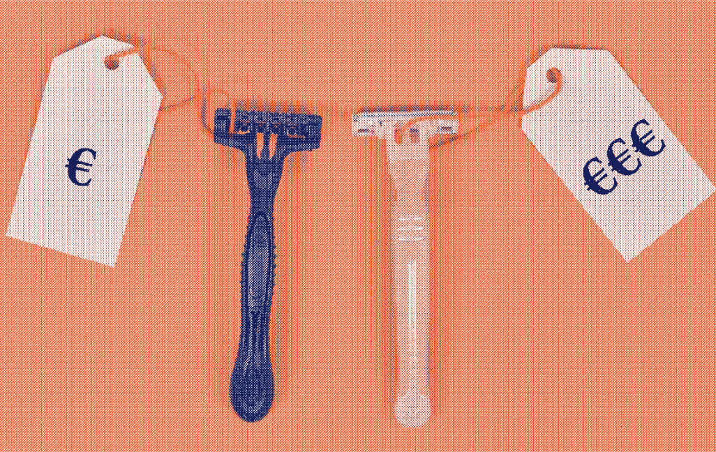 Deux rasoirs identiques, l’un rose avec étiquette de prix plus élevé, illustrant la taxe rose et l’inégalité des prix genrés - Marguerite & Cie