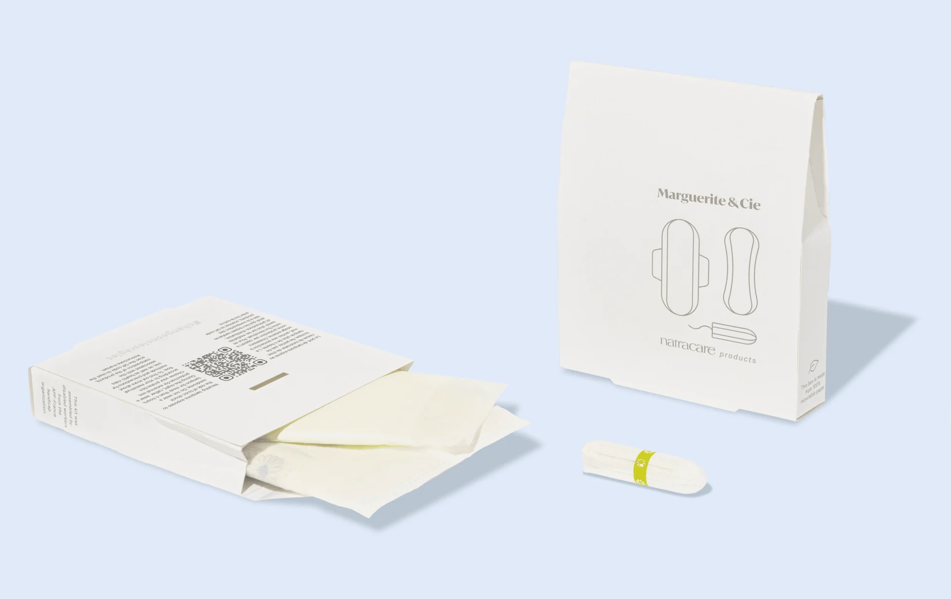 des kits de tampons périodiques sur un fond bleu ciel