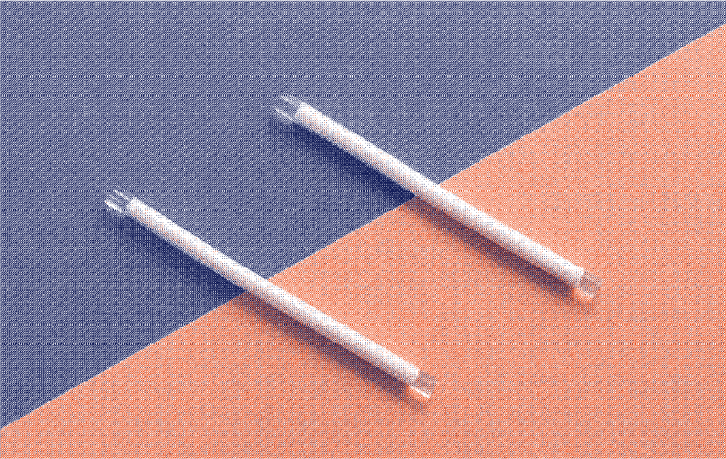 Deux implants contraceptifs posés sur un fond bleu et orange, illustrant l'impact de l'implant contraceptif sur les règles et les conseils pour décider - Marguerite & Cie