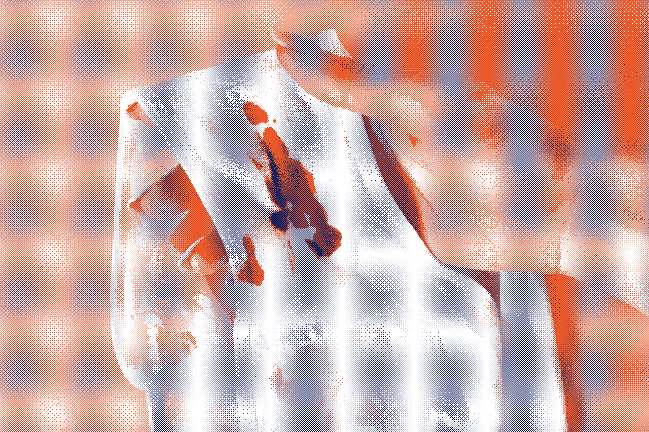 Culotte menstruelle tachée de sang et de caillots illustrant la présence de caillots pendant les règles et les conseils pour les reconnaître et les soulager - Marguerite & Cie