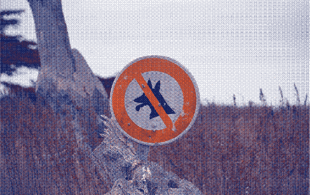 Panneau 'interdit aux chiens' avec chien barré représentant les clichés sur les règles et les remarques déplacées - Marguerite & Cie