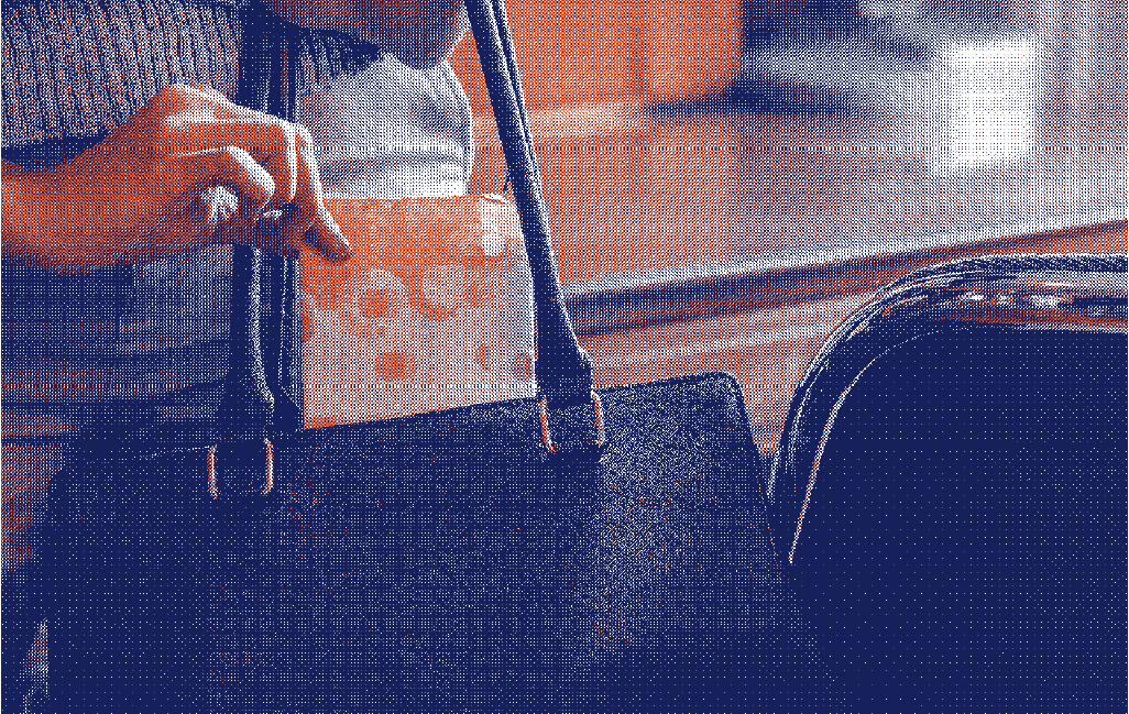 Main sortant une serviette périodique d un sac à main symbole de l arrêt menstruel et de la révolution sociale - Marguerite & Cie