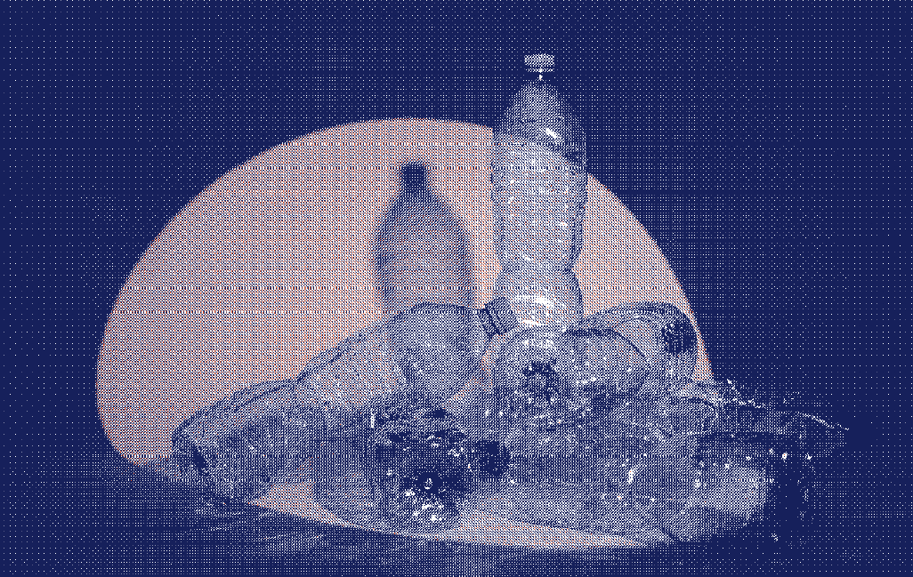 Pile de bouteilles en bioplastique éclairées par une lumière circulaire symbole de questionnement écologique - Marguerite & Cie