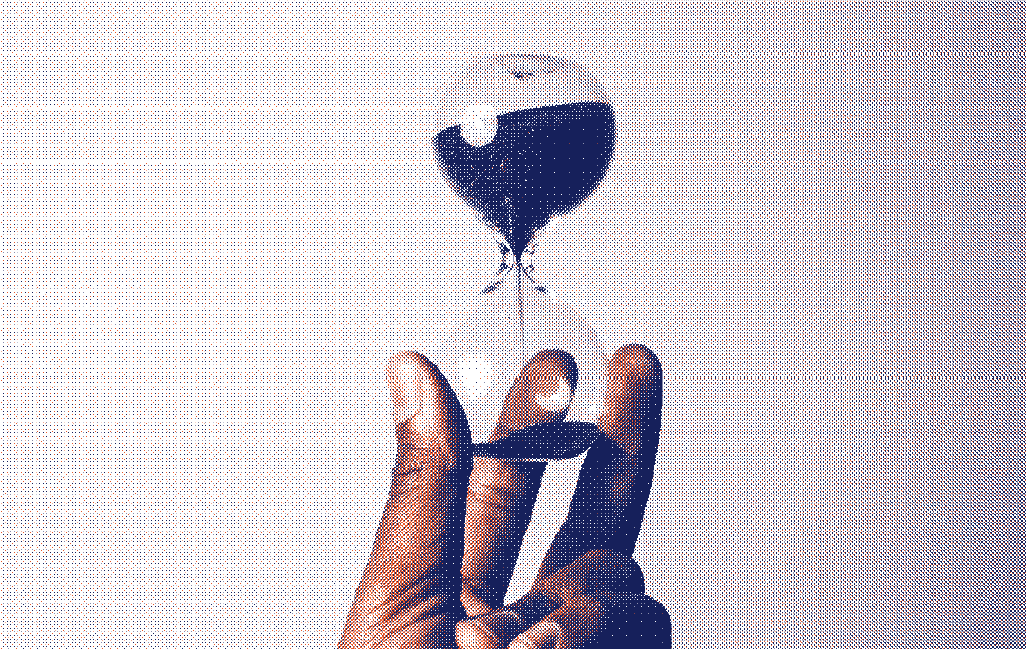 Main tenant un sablier illustrant le retard de règles, symbolisant les causes fréquentes et les conseils utiles pour comprendre les cycles menstruels - Marguerite & Cie