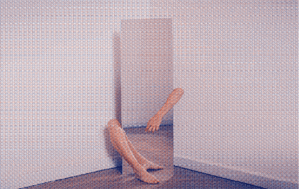 Personne cachée derrière un miroir, ne laissant apparaître que son bras et sa jambe, illustrant la peur et la gêne liées à comment mettre un tampon - Marguerite & Cie