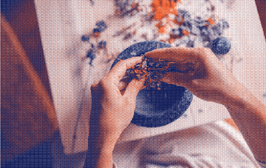 deux mains qui réduisent en poudre des herbes dans un bol pour symboliser les méthodes dites faites maison - Marguerite & Cie