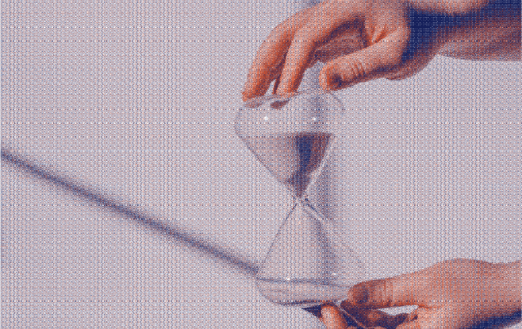 Deux mains tenant un sablier, symbolisant la durée des règles et le cycle menstruel - Marguerite & Cie