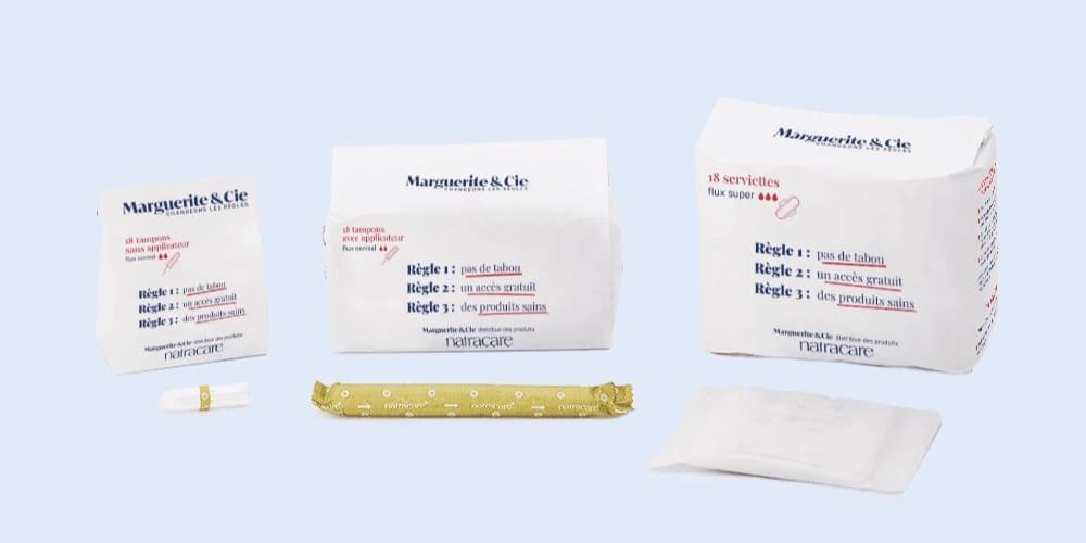 photo des étuis de marguerite et cie, ces étuis sont montrés fermés avec leur protection hygiénique respective positionnée devant eux, on a un étuis de protections périodiques sans applicateur, un étuis de protections périodiques avec applicateur et un étuis de serviette périodique